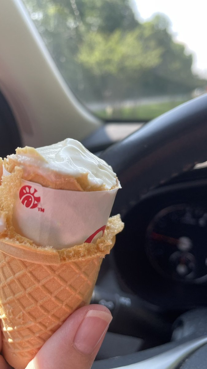 NaiNaiSharon's tweet photo. @ChickfilA Ice cream cone fail or surprise? https://t.co/VDpZRIo8qz