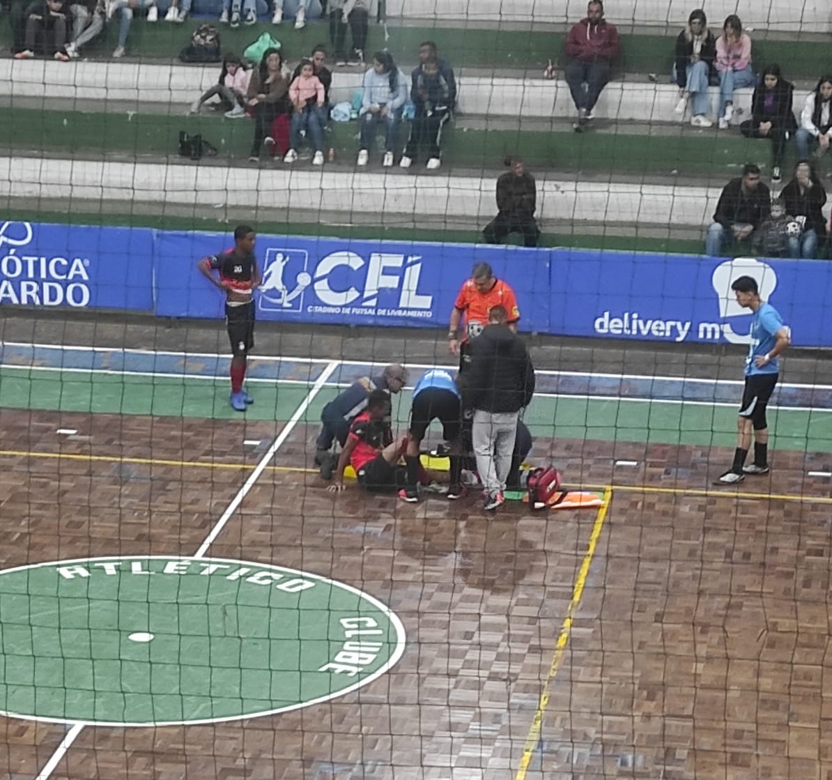 Isso que dá querer operar a fimose num dia e joga bola no outro