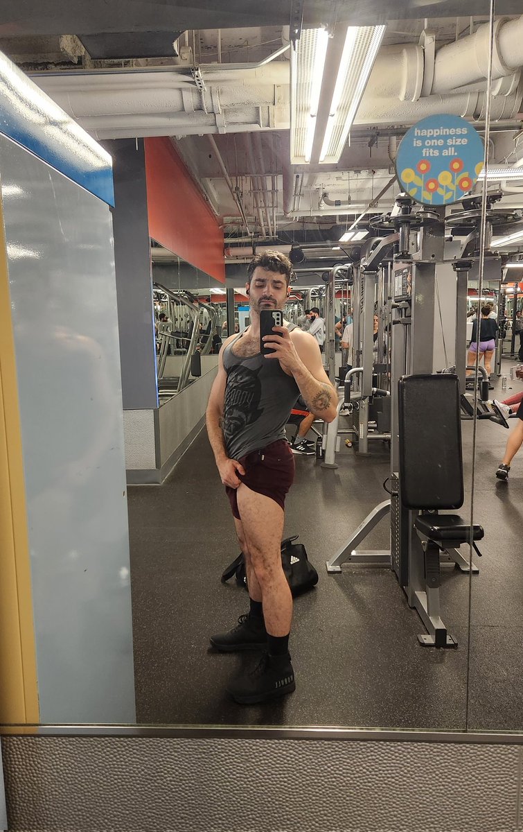 Hamstrings, glutes, and calves today. 🦵