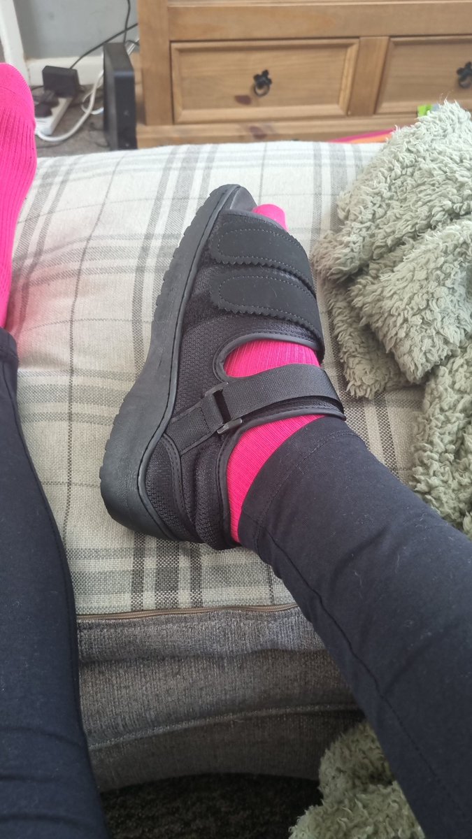 UniqueRubik's tweet image. Just a heads up, when your dad says, "Look out for the wonky manhole cover." You look out for that wonky manhole cover 😂😂
#Idiot #SuspectedFracture