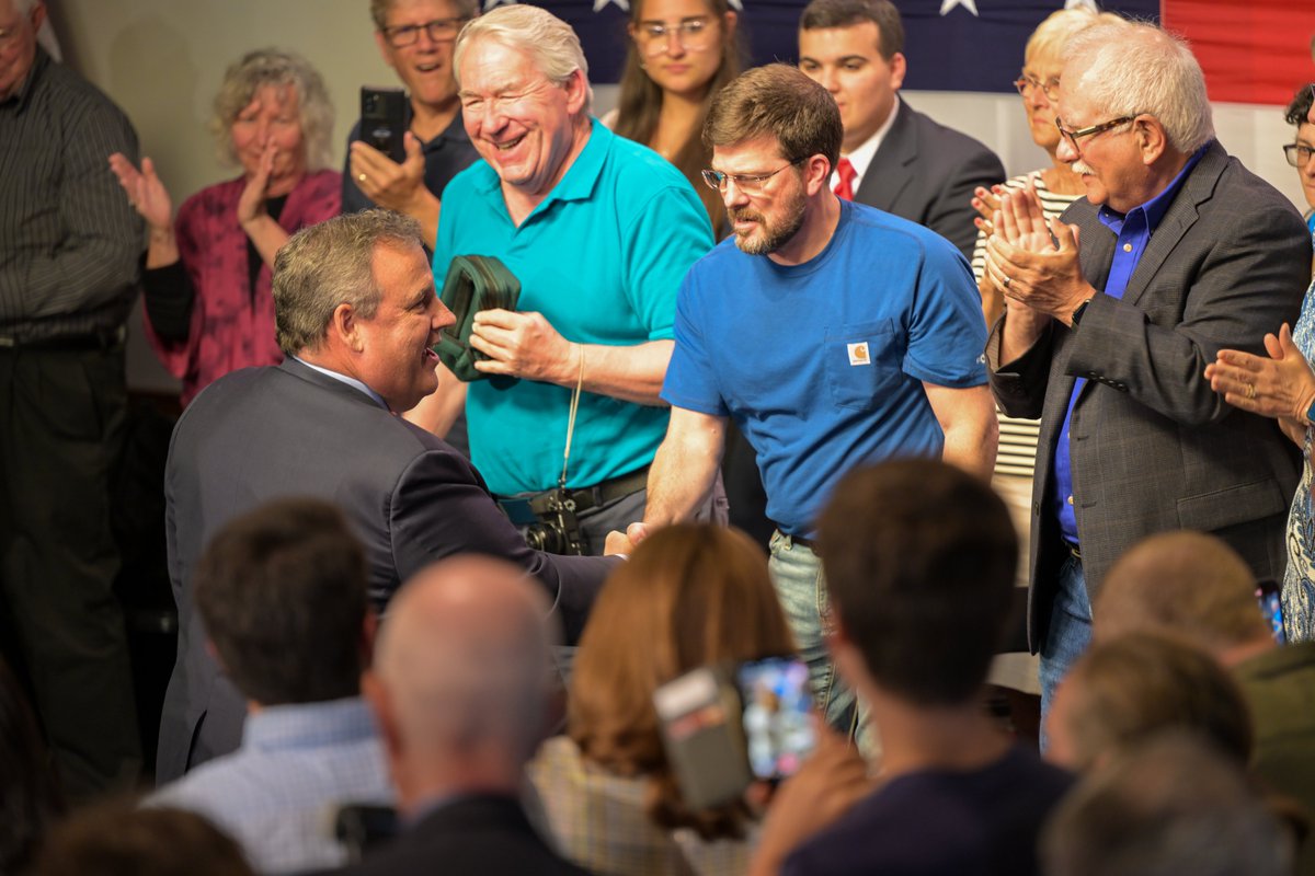 Chris Christie tweet media