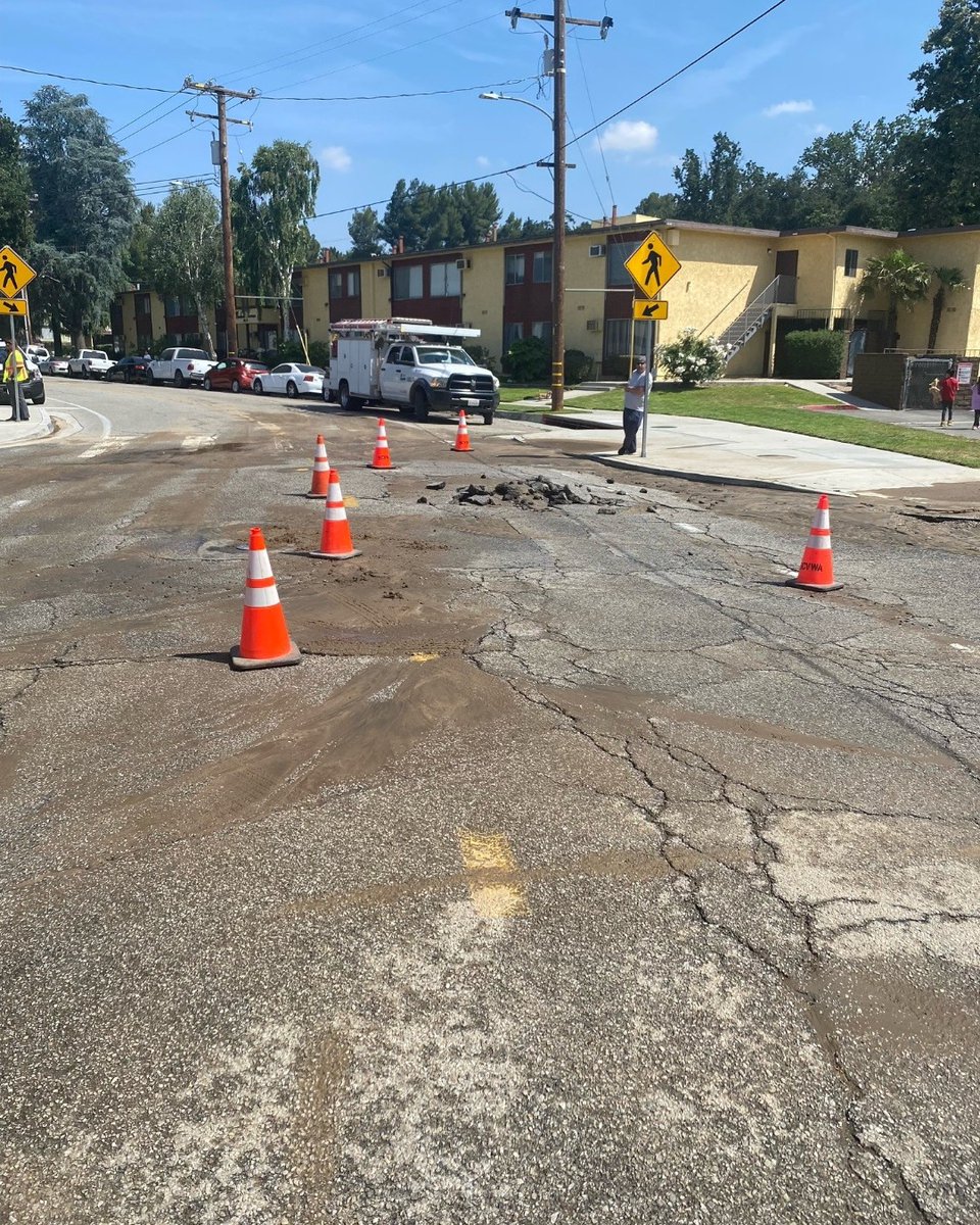 scv_water's tweet photo. π’ Urgent Notice: Mainline Water Break on Newhall Avenue from Lyons to 8th Street! Please be aware of the following details:
π§ Impact: Disruption in water supply and street is closed
π§ Restoration Time: Underway, ETA pending
#SCVWater #WaterBreak #NewhallAvenue https://t.co/7HaYPWb7iA