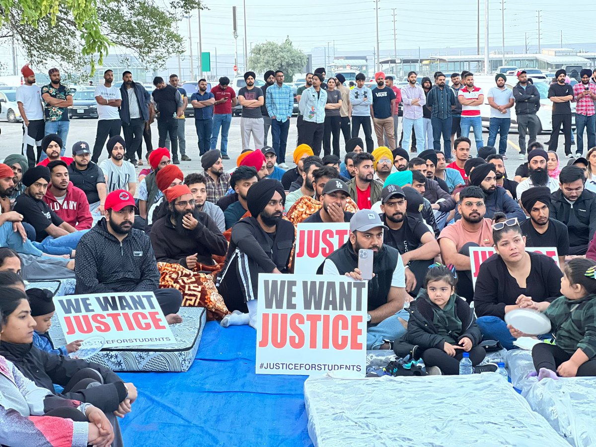 NSNPeel's tweet photo. Since May 28, int’l students have been staging a 24-hr protest in front of the CBSA office at 6900 Airport Road. Their demands have been clear from the beginning: stop the deportations of international students who were victimized by fraudulent immigration consultants. https://t.co/LRtHdutSv2