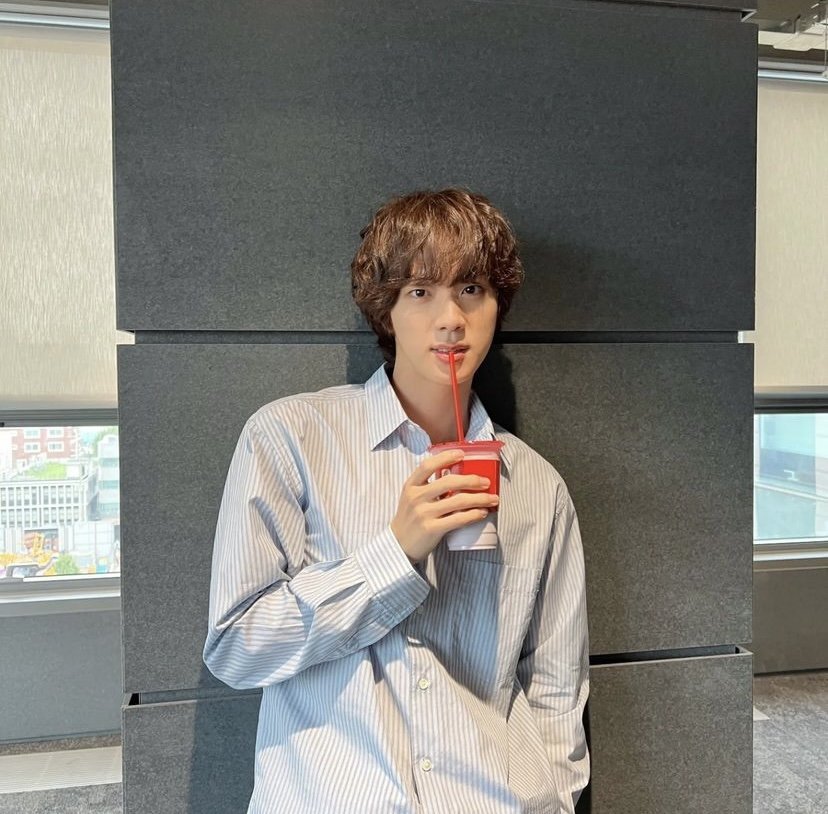 withinbts1204's tweet photo. 보고싶어 석지나
이날은 무엇이었을까? 🩷
#석진이별_탄생10주년
#달과지구가_함께한지_1200일
A DECADE WITH BTS JIN
#10YearsWithOurMoonJin
#ToJinfinityAndBeyond https://t.co/tSJ4s1B4rV