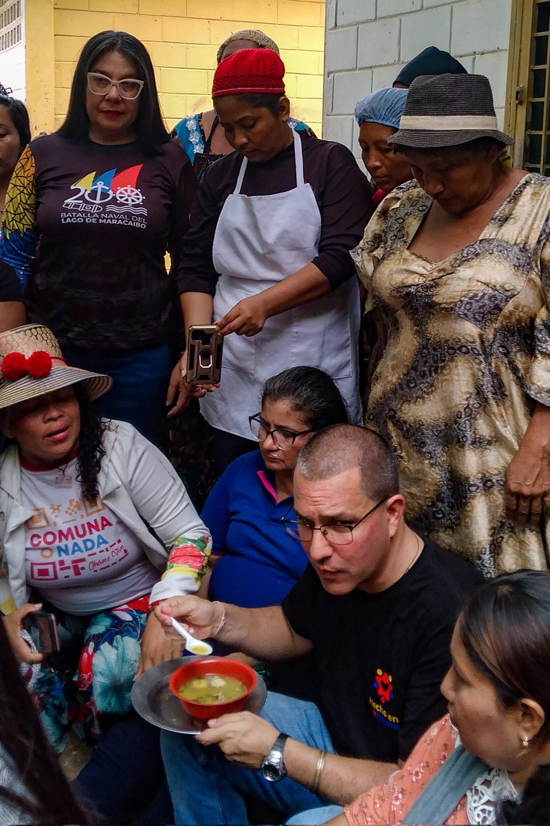¡Encuentro de Comunas junto al camarada Jorge Arreaza!

Tuvimos la grata visita, aquí, en la Tierra del Sol Amada, de nuestro compañero, el Ministro del Poder Popular  para las Comunas y Movimientos Sociales, Jorge Arreaza.

Con él nos fuimos a la Parroquia Idelfonso Vásquez.