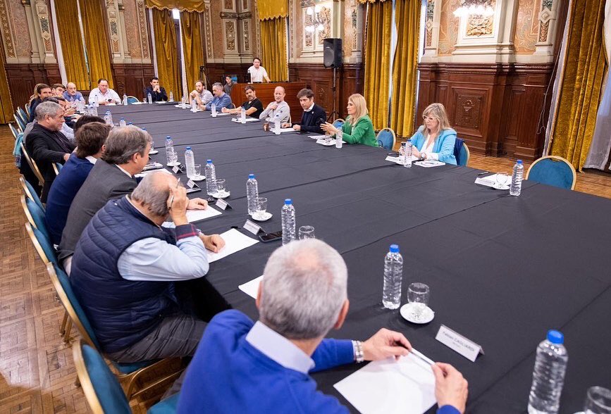 Esta tarde mantuvimos una reunión con <a href="/Kicillofok/">Axel Kicillof</a> junto a intendentes e intendentas del conurbano para articular las inversiones en infraestructura, educación y otras áreas de gestión, en las que los municipios tienen un rol preponderante para el desarrollo bonaerense.