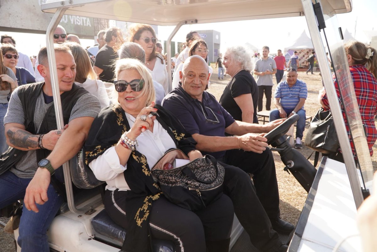 elisacarrio's tweet photo. En el corazón agroindustrial de la Argentina, #Armstrong, recorriendo AgroActiva con @EduMaradona2023, y @LucilaLehmann, nuestros candidatos a Gobernador y Diputada Provincial y parte del equipo provincial de la @CCivicaSantaFe. ¡Santa Fe y el país tienen futuro de la mano del campo y de las Pymes!

#CambiaSantaFe! ♥️
