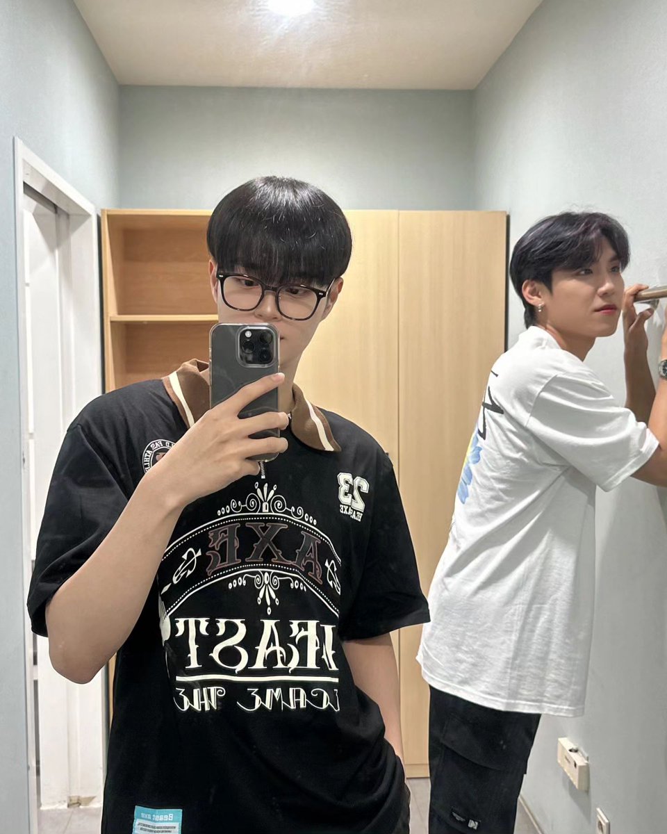 nodaehwi_nolife's tweet photo. 📂 AB6IX 공식 인스타그램 (230609) 

오늘도 #뮤직뱅크 출근완료 feat.우진이형 (왜 거기 있는거야 대체…)✌🏻

https://t.co/YCZtmynBRB

#이대휘 #AB6IX https://t.co/No9TLMJogW