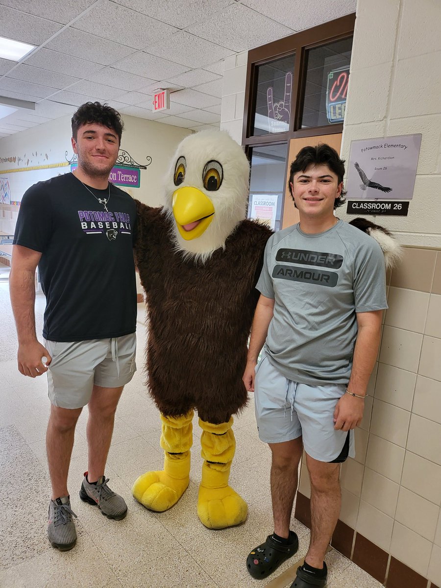 What's better than the #LastDayofSchool <a href="/PotowmackES/">Potowmack Elementary School</a>? A visit from Regal the Eagle on the Last Day 🏫!!! <a href="/PotowmackPTA/">PotowmackPTA</a> #EaglesDeserveIt23!!!