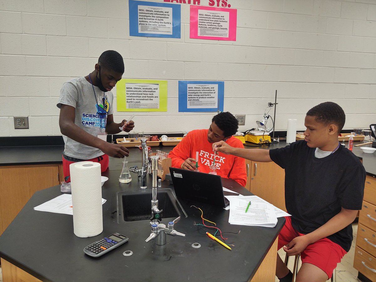 CharlenaRaines's tweet photo. Day 4 group 2 and the case of the poisoned sports drink. Students using a colorimeter to explore Beer-Lambert's law. #HCSSummerScienceAcademy, #YouBelongInHenry, #HenryDiscovers, #ScienceInHenry https://t.co/qUmJre2T5b