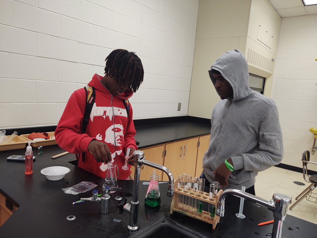 CharlenaRaines's tweet photo. Day 4 group 2 and the case of the poisoned sports drink. Students using a colorimeter to explore Beer-Lambert's law. #HCSSummerScienceAcademy, #YouBelongInHenry, #HenryDiscovers, #ScienceInHenry https://t.co/qUmJre2T5b