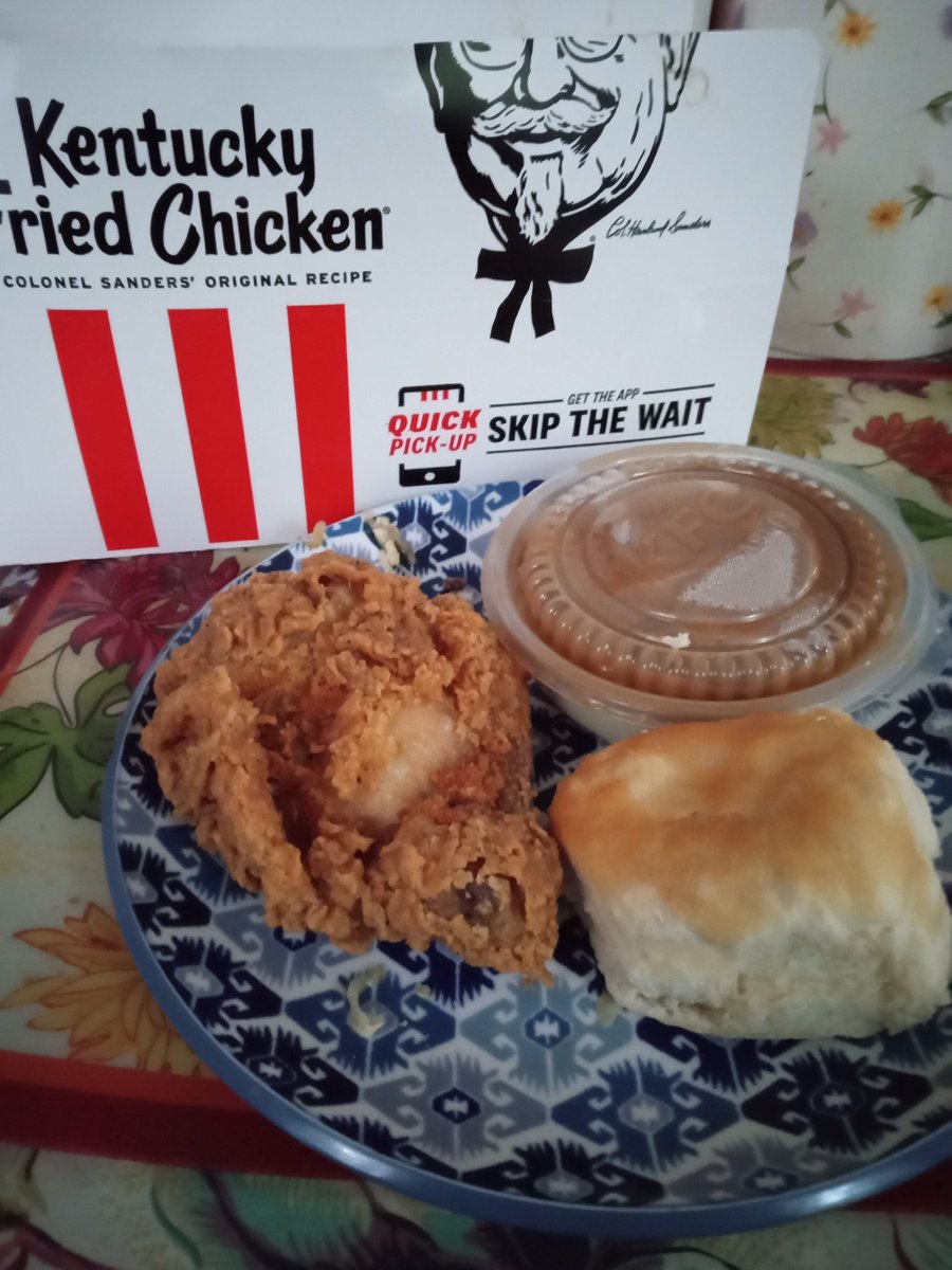 So I didn't get to show you guys yesterday what I had for supper like I always do, so I do apologize for that.
Here what your looking at, is what I had for my supper yesterday. Nothing like having some good old @kfc. 😋
#KFC