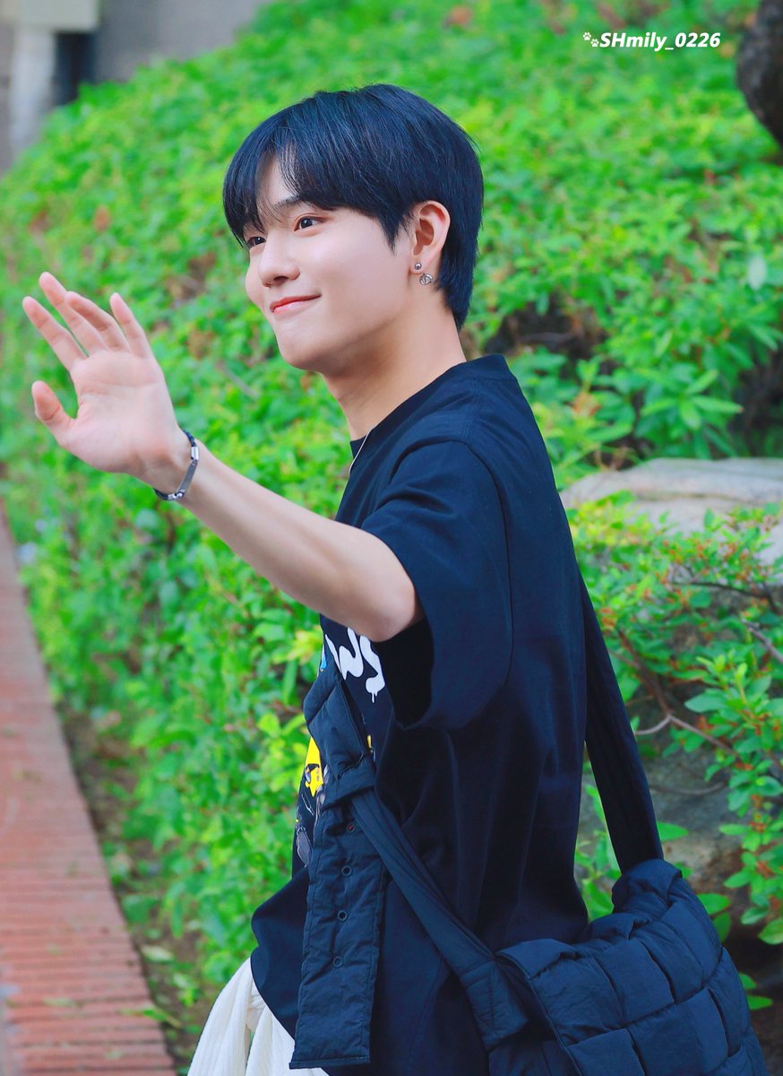 SHmily_0226's tweet photo. 230609 뮤뱅 출근
-
아침부터 귀여움 가득🌹

#CIX #씨아이엑스          
#승훈 #김승훈 #SEUNGHUN https://t.co/r3P4s0Zqi1
