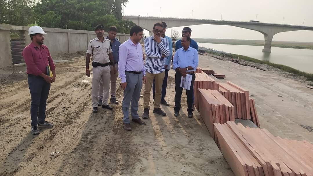 UDHDBIHAR's tweet image. भागलपुर के नगर आयुक्त-सह-प्रबंध निदेशक, स्मार्ट सिटी श्री @yogeshsagar9 द्वारा स्मार्ट सिटी परियोजना के तहत #RiverFrontDevelopment के कार्यों का निरीक्षण किया गया।
#BiharUrbanDevelopmentAndHousingDept
#UDHDBIHAR #SmartCity
#BhagalpurSmartCity
#BhagalpurNagarNigam