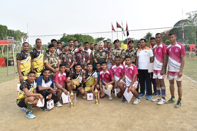 #BSF_BGB VOLLEYBALL🇮🇳🇧🇩
To enhance cordial relations b/w two border guarding forces, a volleyball match organized b/w #BSF_BGB near #IndoBangladeshBorder in the area of BGB BOP-Darsana(BD).BSF team won match by 2-1.
#IndiaBangladesh
#ReelVsReal