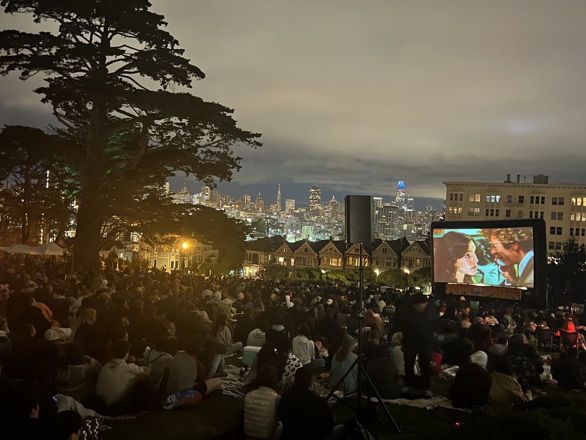 DoTheBay's tweet photo. Alamo Square is packed for tonight’s kick-off of Sundown Cinema! 🎥🍿
https://t.co/Z2iJBB0fqb https://t.co/zVyo0QwmLi