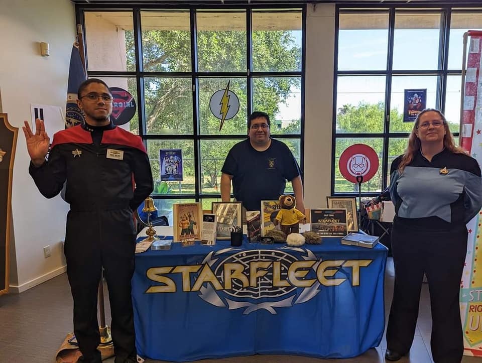 Did you catch @USSJoanOfArc at La Retama Central Library Pop Culture Fest in Corpus Christi last Saturday? This Star Trek crew had fun meeting other cosplayers and groups. They also get together for movie and game nights. #StarTrekClub #cosplayers #corpuschristi #freeevent