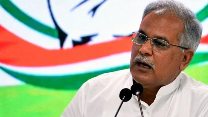 During an event in Durg, Chief Minister Bhupesh Baghel said he was afraid to ban alcohol in Chhattisgarh. 

#Chhattisgarh #LiquorBan #liquor #BhupeshBaghel