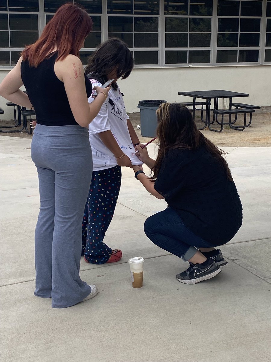 KelleeYoder's tweet photo. Our Principal and Vice Principal on the last day of school signing yearbooks &amp; t-shirts. @VIDASHARKS https://t.co/APWF5rNGTp