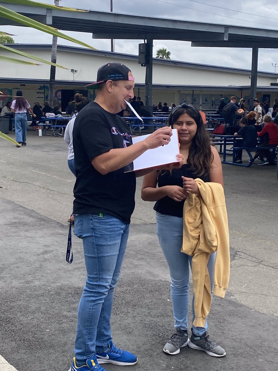 KelleeYoder's tweet photo. Our Principal and Vice Principal on the last day of school signing yearbooks &amp; t-shirts. @VIDASHARKS https://t.co/APWF5rNGTp