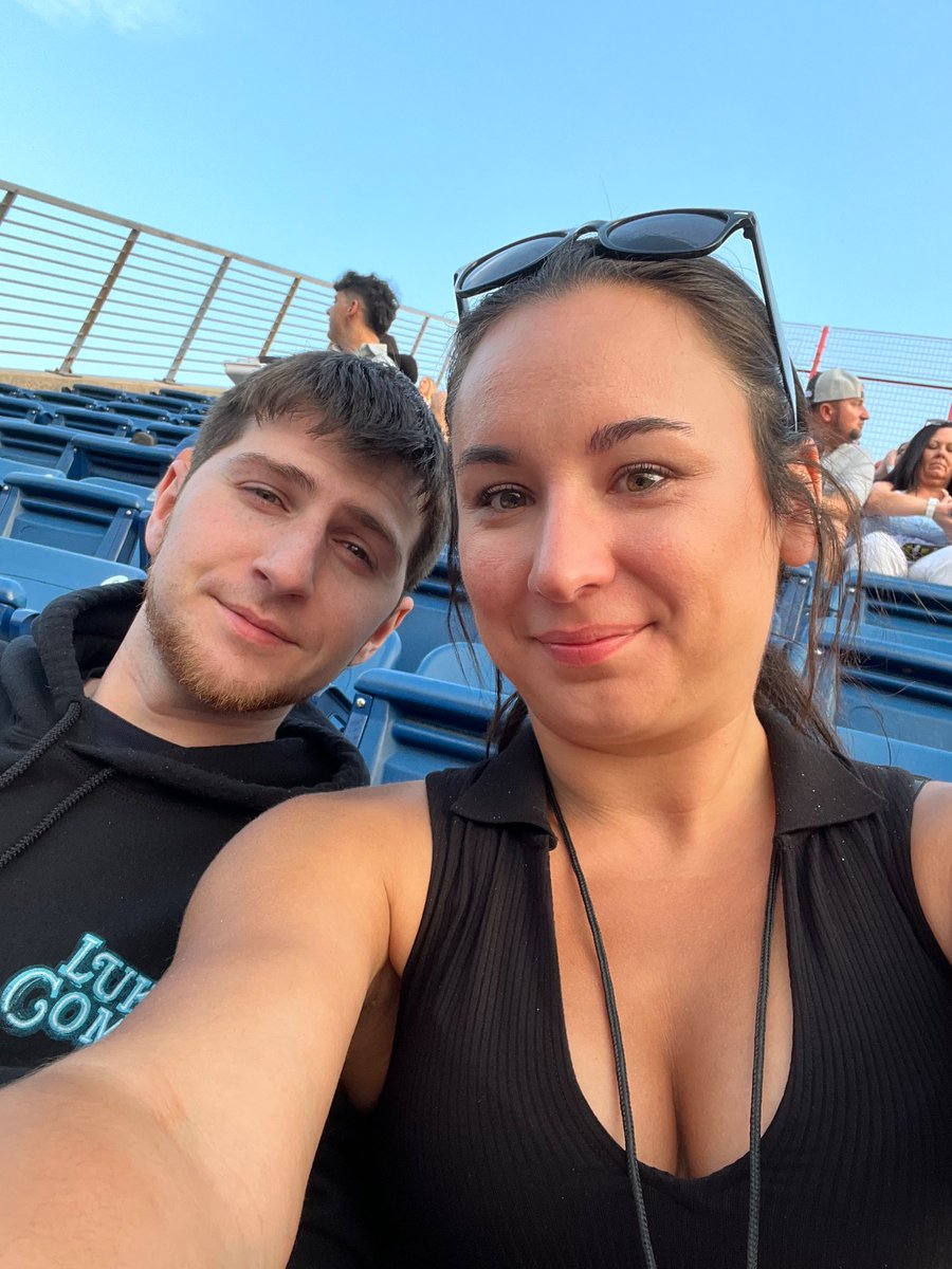 SydneyT33's tweet photo. Cma fest! #chevycma @chevrolet https://t.co/zi2XUAHZpe