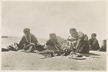 Awter9's tweet photo. رجال من قبيلة بني صخر وجلسة على القهوة عام 1906م https://t.co/fD9mJP7SPJ