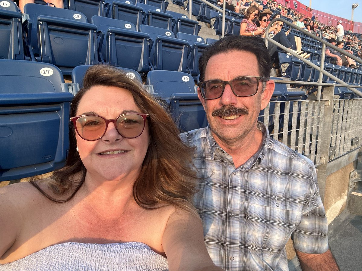 4evrBaseballMom's tweet photo. #chevyCMA https://t.co/fq98NRp9c6