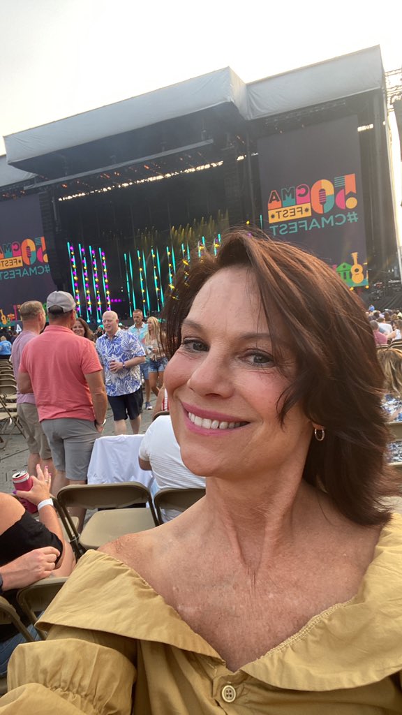 t2andc2's tweet photo. #CMAFEST https://t.co/flQCRKsl37