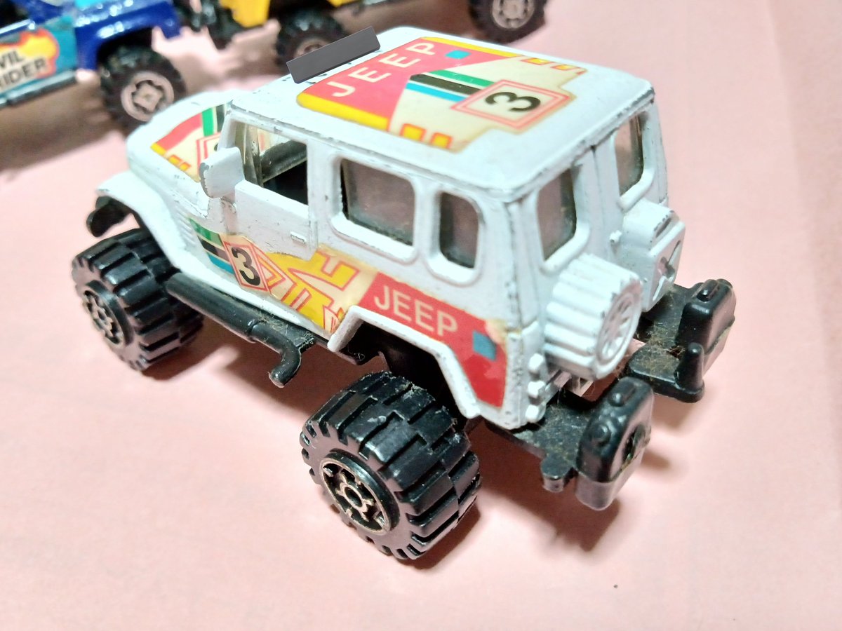 TC343mi_ni_car's tweet photo. FAIE
#TOYOTA #LANDCRUISER 40
*前面の「カンガルーバンパー」が欠損
*屋根部分に前の持ち主の名前が書かれてるので隠してます
*ランクルなのにシールにはJEEP…
#チープミニカー #ミニカー
#faie #フェイエ
(2021/11/10 秋月) https://t.co/nu2h9mqvje