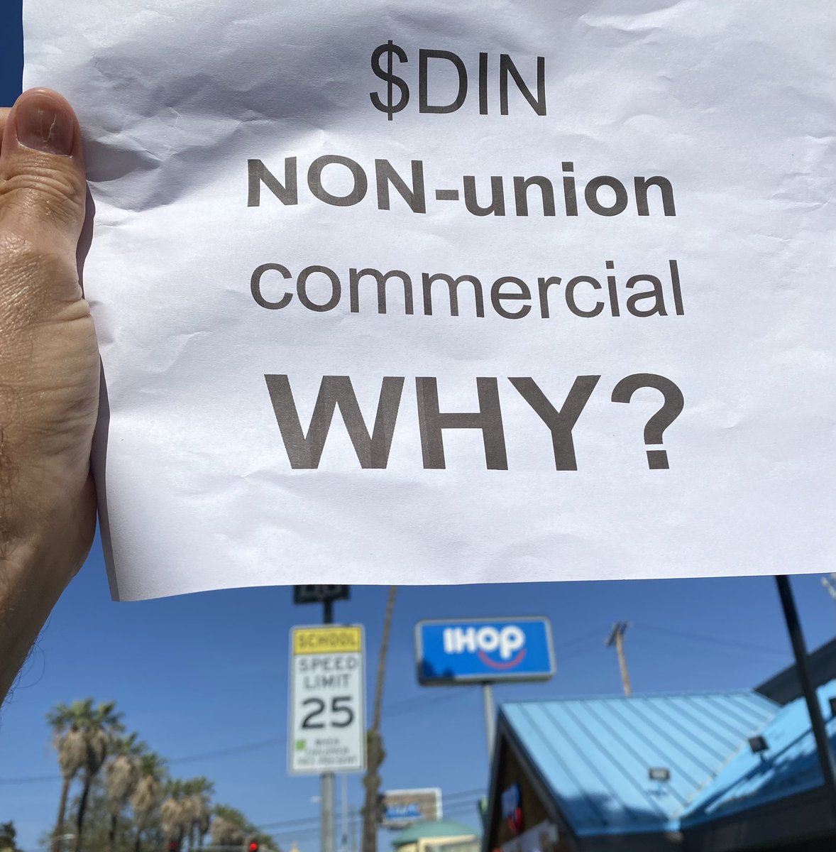 Union stagehands.
Non-union actors.
On a commercial.
On Sunset Blvd.
In Hollywood.
For $DIN.
What?!?!
Someone tell Wall Street that LA is a union town.
#actorslife #WritersGuildStrike #AdsGoUnion #UnionStrong