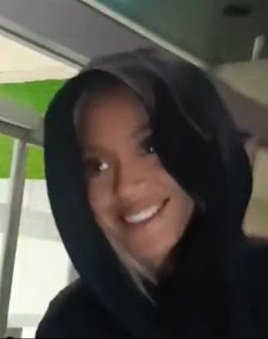 livionce's tweet photo. prefiro Beyoncé próxima assim presencialmente, mesmo que seja com poucos sortudos, do que ativa em rede social sujeita a ler certas atrocidades de gente canalha.. te amamos, mãe https://t.co/pwK1sBbceC