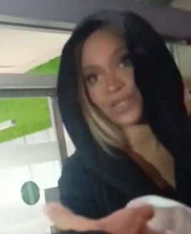 livionce's tweet photo. prefiro Beyoncé próxima assim presencialmente, mesmo que seja com poucos sortudos, do que ativa em rede social sujeita a ler certas atrocidades de gente canalha.. te amamos, mãe https://t.co/pwK1sBbceC