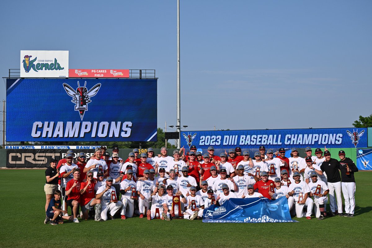 NCAA's tweet photo. 🏆 for the Hornets!

@LynchburgBaseBl wins the @NCAADIII baseball national championship for the first time in program history!

#d3baseball https://t.co/zgI8ReJOJ6