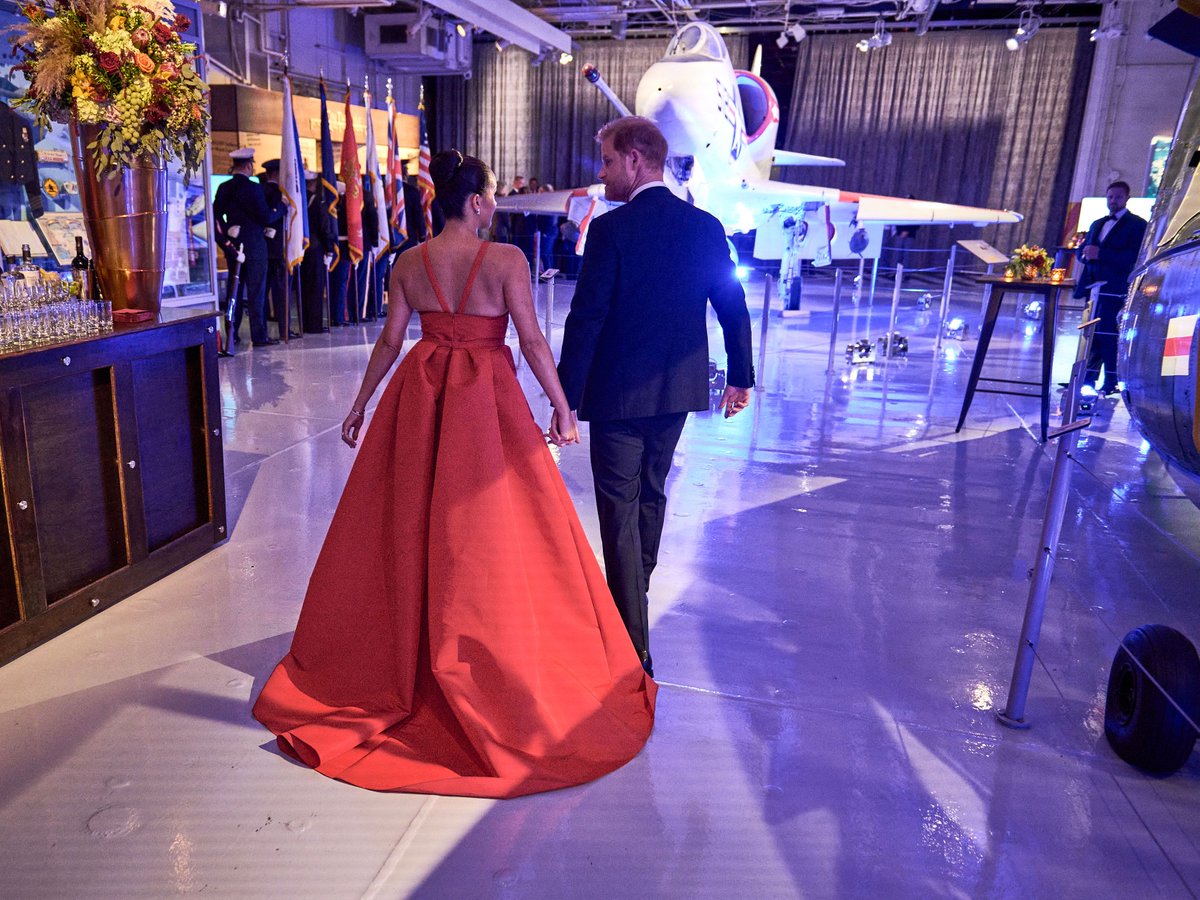 I STILL can't believe you would choose red, with a train like a drop🩸 for a Veteran's Gala. Compassion in Action. 🙏💝 #HarryandMeghanSmollett