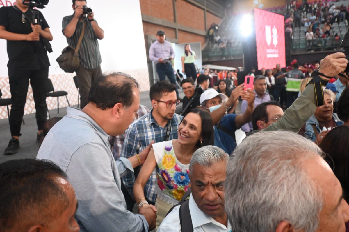 LuzElena_GE's tweet photo. Hoy celebramos la renivelación salarial, que anunció la #JefaDeGobierno @Claudiashein, con las y los trabajadores de nómina 469, nómina 8 de meritorios y de estabilidad laboral, así como eventuales, que día a día con su labor mantienen y transforman nuestra Ciudad. https://t.co/qBgZosovqE