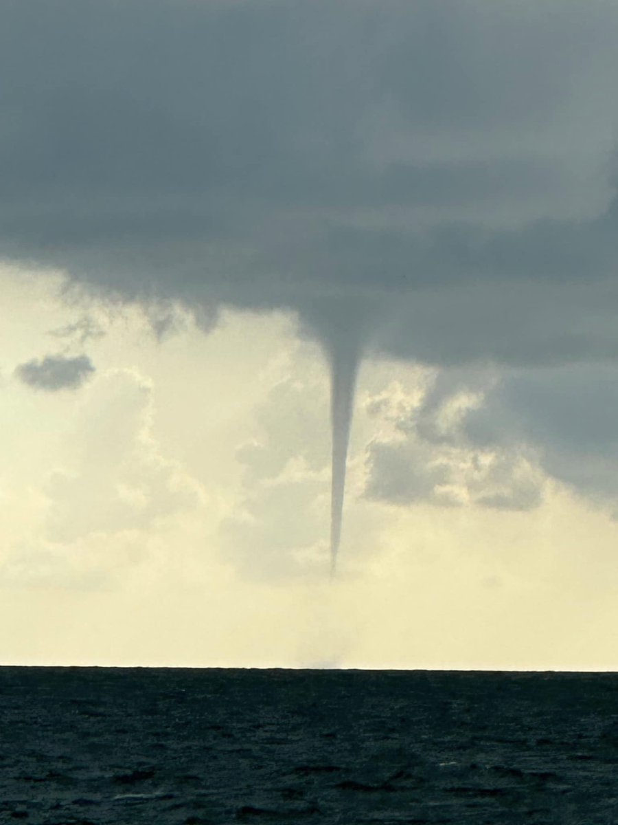 Check out this waterspout that was spotted off Wiggins Pass tonight around 6:45p tonight. #SWFL #FLwx @NWSMiami @Fox4Now