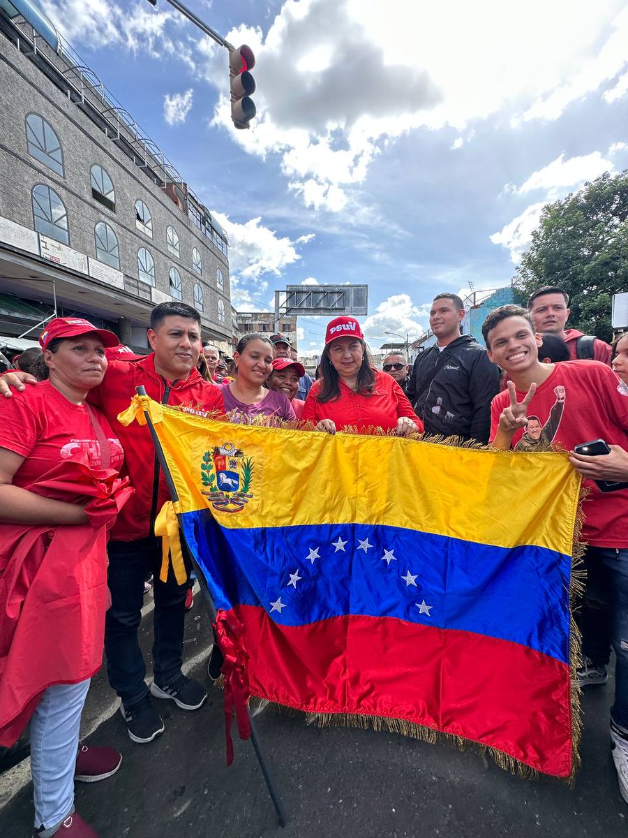 gestionperfecta's tweet photo. Una muy sentida marcha en respaldo a nuestro presidente @NicolasMaduro protagonizó el Circuito 4 de Caracas, y junto a @dcabellor recorrimos las calles de este territorio.

Todas y todos somos Chávez, y así lo sentimos este #8Jun.

#PoderPopularActivo https://t.co/rKVH5xIwpN