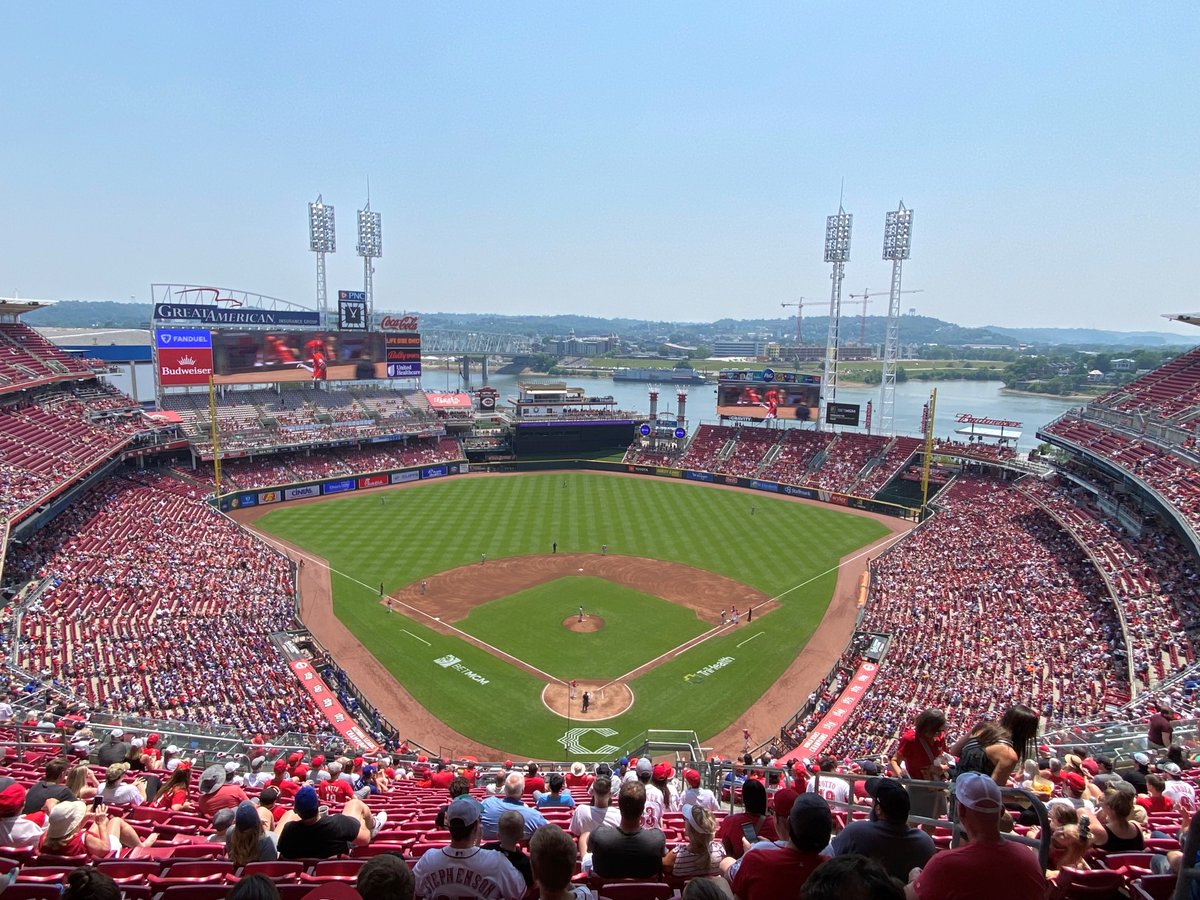 Beautiful day for our annual lab outing at the Reds game ⚾️🏟️☀️ I feel very lucky to work with such a fantastic group of people every day 🫀🧬🔬