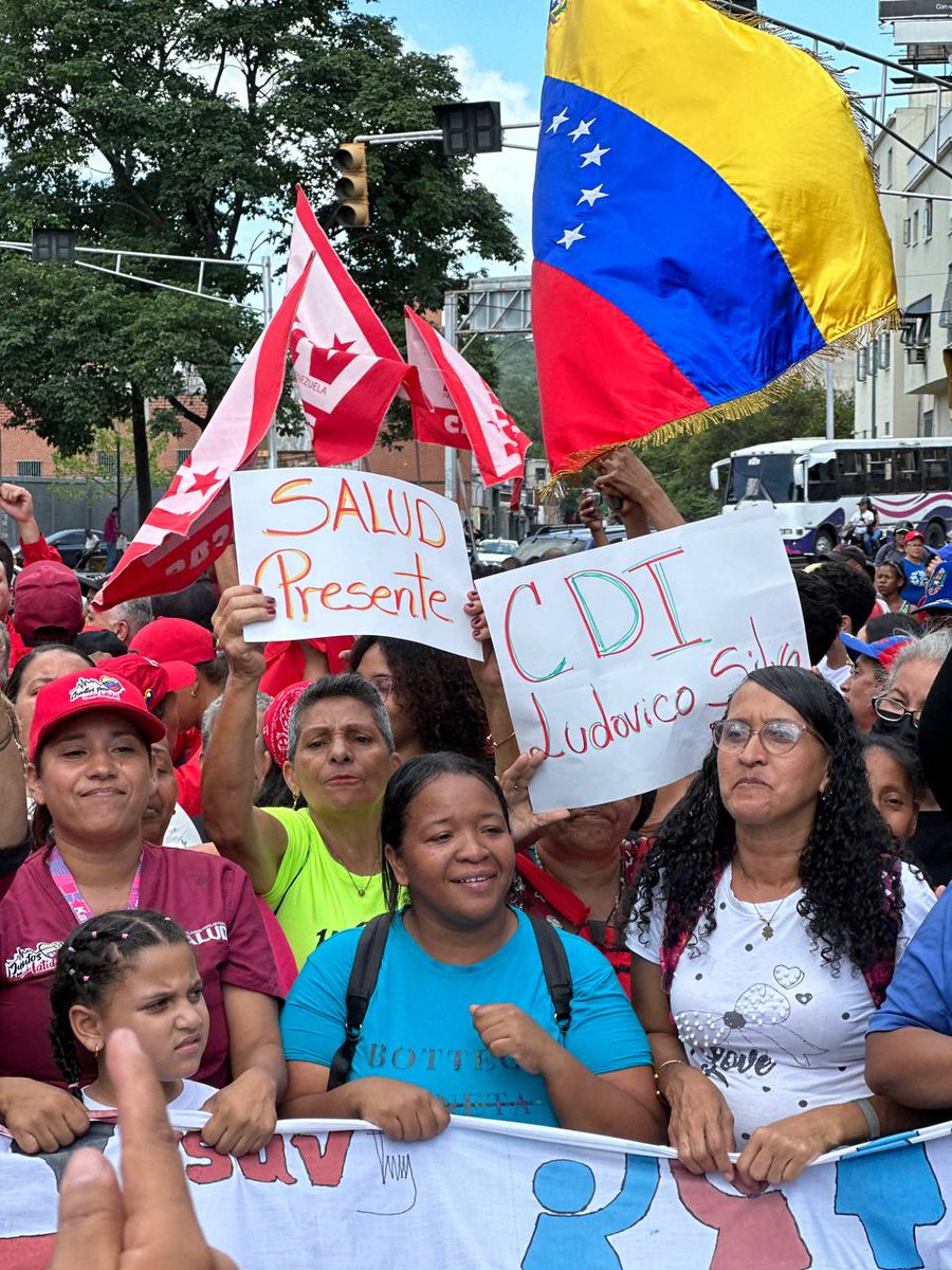 gestionperfecta's tweet photo. Una muy sentida marcha en respaldo a nuestro presidente @NicolasMaduro protagonizó el Circuito 4 de Caracas, y junto a @dcabellor recorrimos las calles de este territorio.

Todas y todos somos Chávez, y así lo sentimos este #8Jun.

#PoderPopularActivo https://t.co/rKVH5xIwpN