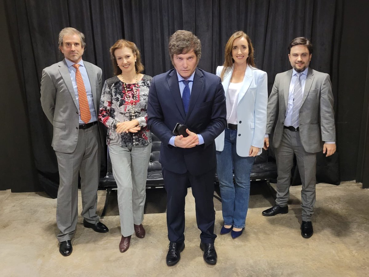 LLibertadAvanza's tweet photo. Hacer una Argentina distinta es imposible con los mismos de siempre. https://t.co/SKkh2973r3