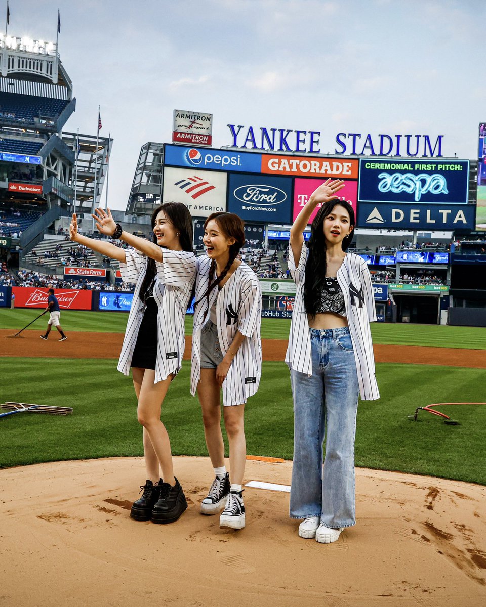 .@Aespa_official throws out the first pitch at the @Yankees game #aespa