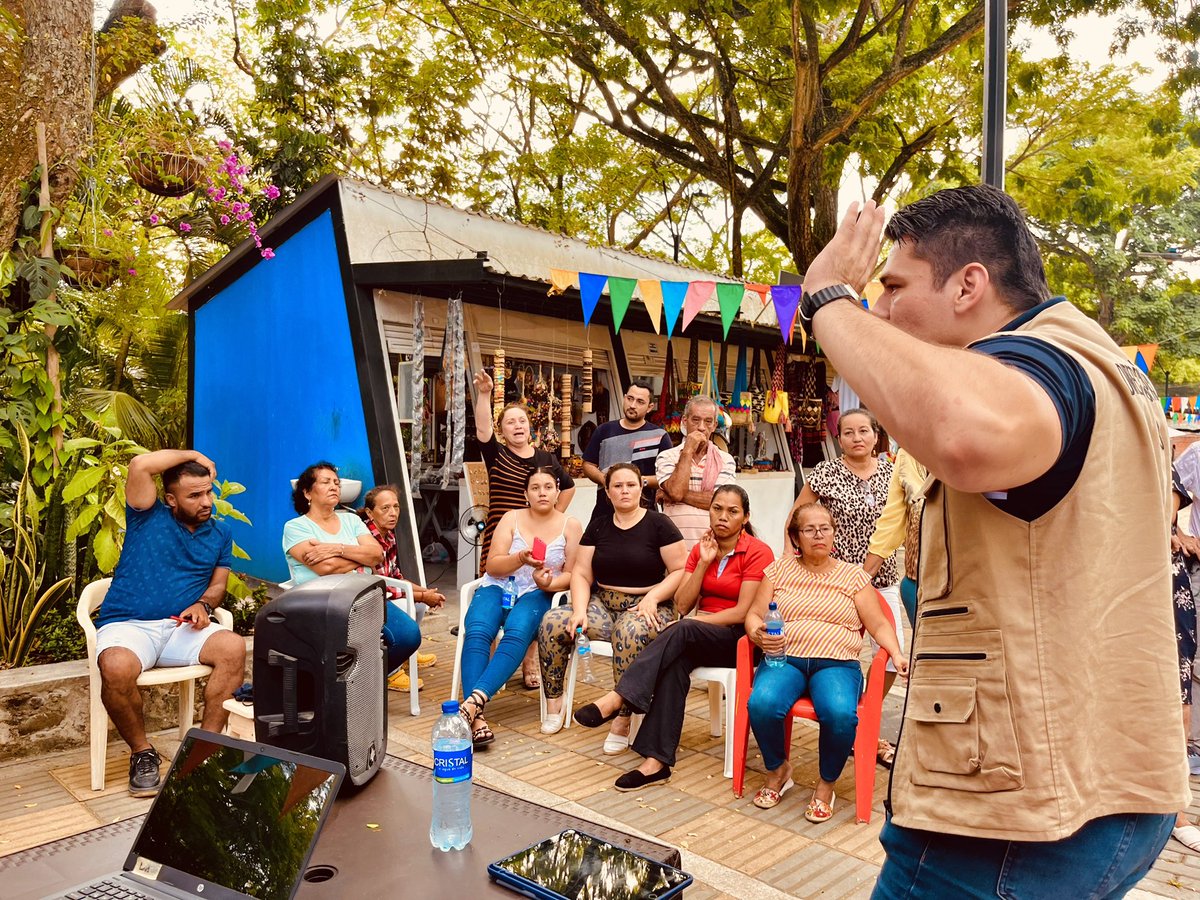 HUGOARCINIEGASM's tweet photo. Hoy estuvimos en el malecón, en la plazoleta de artesanos, escuchando las problemáticas en materia de Espacio Público y concertadamente buscando soluciones, todo el trabajo va encaminado a la Dignificación del ser Humano.
#PrimeroNeiva 🔴🟢🟡 https://t.co/8kpN5GB5J7