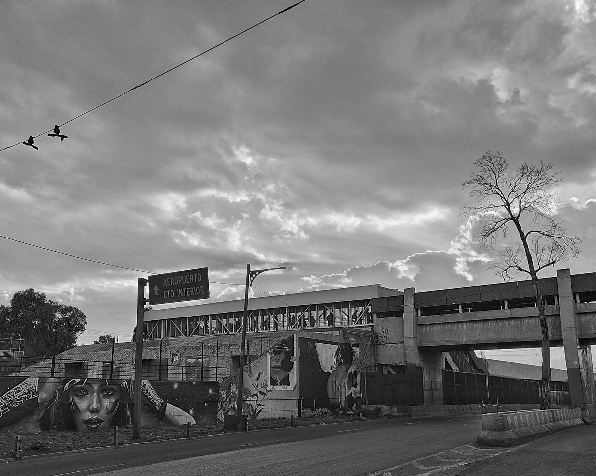 En algún lugar de la #CDMX

#Atardecer #sunset #afternoon #monochrome #BlackAndWhite #blancoynegro #bnw #bnwphotography #street #streetphotography #citypics #cityphotography #streetshot #urbanphotography #cityscape #landscape #nubes #cielo #sky #clouds #xiaomi #pocox4pro