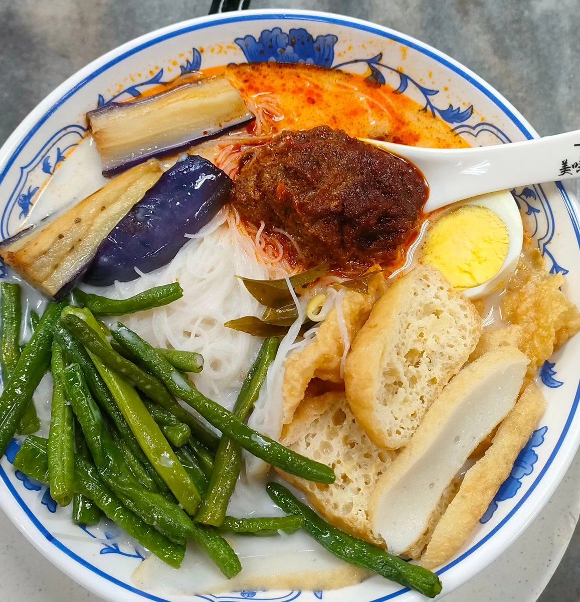 White curry mee is Malaysian Penang style noodle soup. 
You can adjust the spiciness by melting the curry paste on the spoon. The sweetness of coconut milk is the base of the soup, its very nice.

#penang #Malaysia #malaysianfood #currymee #noodle #foods #Food #Travel