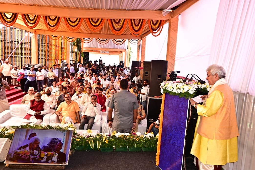 shah_Shakir_011's tweet photo. J&K is looking ahead to a #bright_future and it is our collective #responsibility to contribute to the task of #socio_economic growth nd to ensure participation,#Empowerment of common_man.The UT is touching new heights of #glory divinity and #development in its eternal journey:LG https://t.co/4QaIPc2Y1T