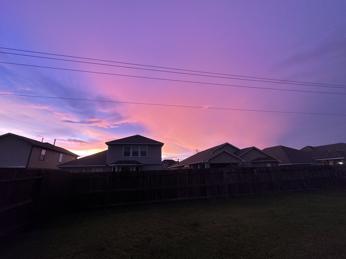 Beautiful sunset alert! ‼️ #houwx @NWSHouston @TravisABC13 @JeffLindner1 @NathanPStanford @DavidPaulKHOU