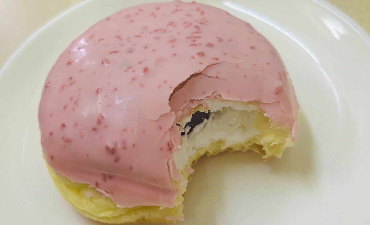 AWlSYNK0bU3FKtp's tweet photo. 今日のドーナツ🍩- ̗̀𖤐
#ミスタードーナツ #ミスド #ファンシー 
#わらびもちホイップ #ストロベリー 
#むっちゃ美味しいよ 😋💕💕#256kcal https://t.co/La28qOavtH