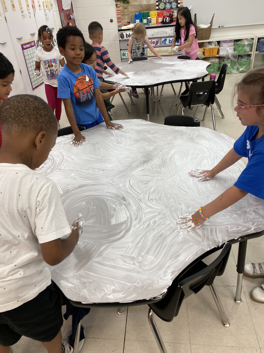 michalgut's tweet photo. Having some fun inside and outside before cleaning up for our Kindergarten Celebration tomorrow 10:30 sharp! 🎉🐾😘🥰👍🏼 @hillerwildcats #wearelamphere https://t.co/vuWLVECP5O