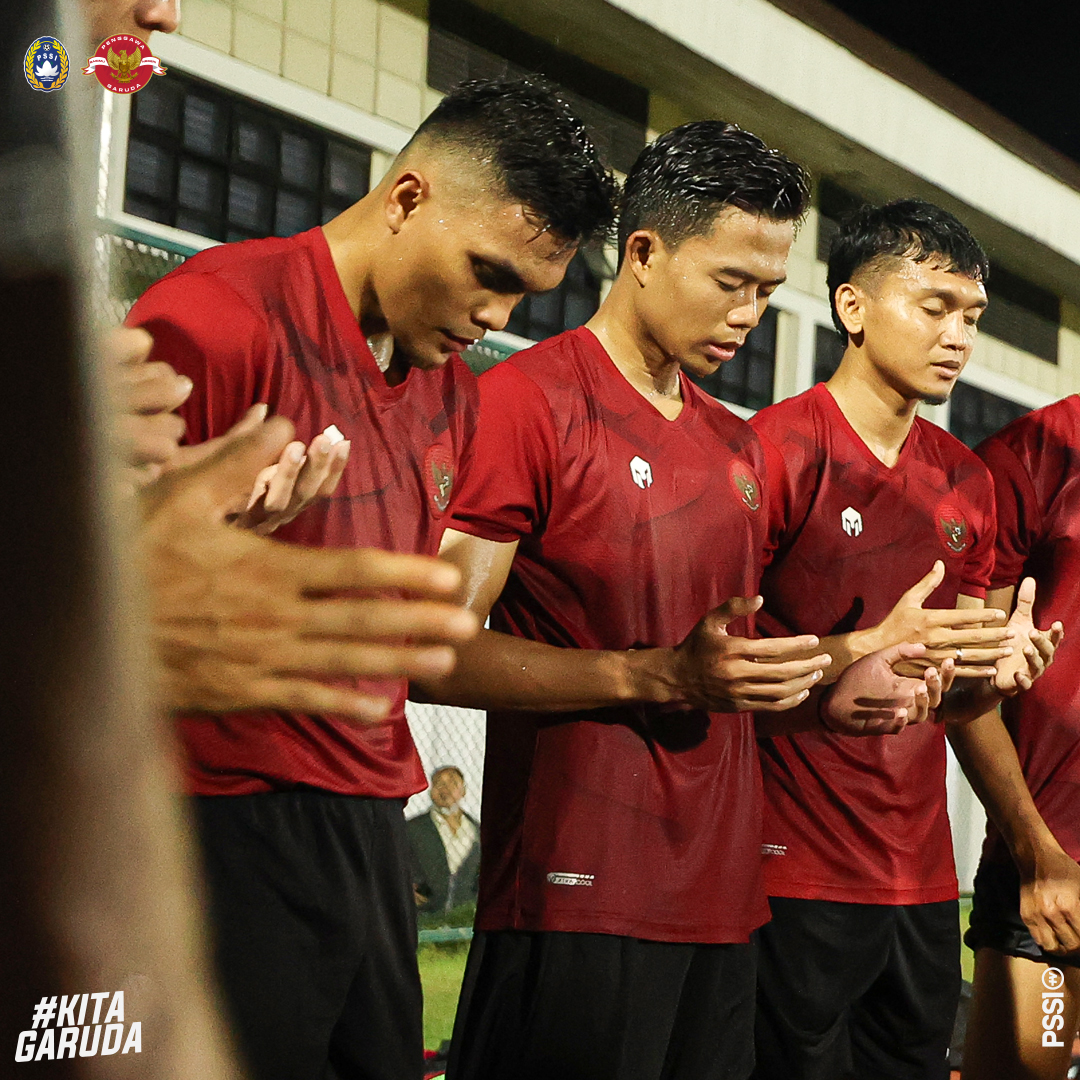 PSSI's tweet photo. Jumat berkah! ✨

Do'a terbaik untuk penggawa Garuda yang sedang mempersiapkan diri jelang FIFA Match Day. 🤲

#KitaGaruda #GarudaMendunia https://t.co/bC8FjQdezn