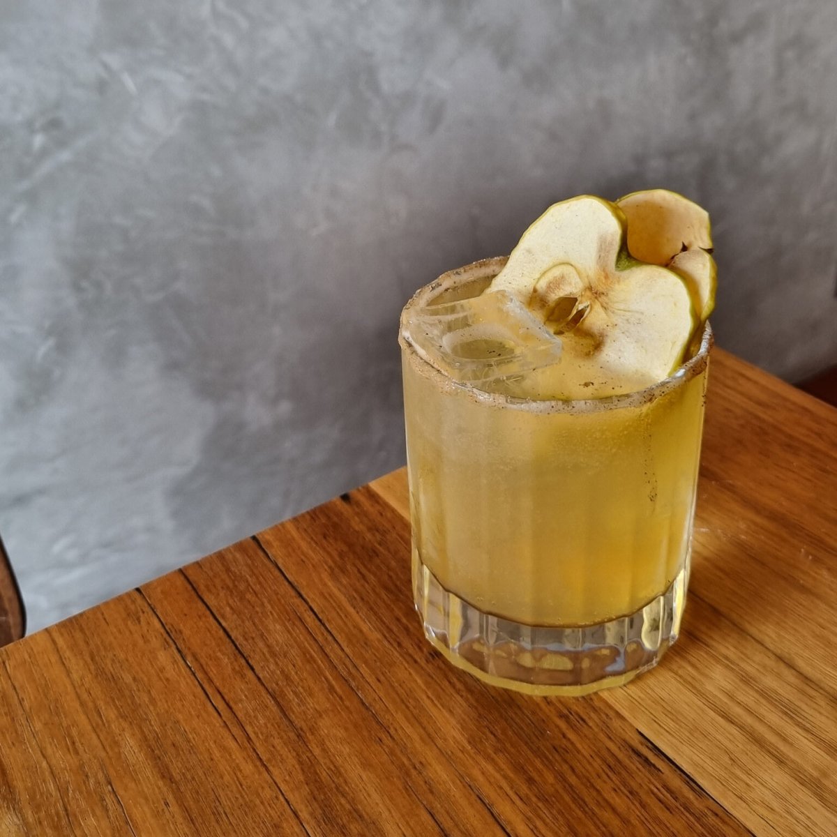 The Drunken Apple cocktail from Running Postman Wine Bar is the perfect addition to Cocktail Friday! Let's be honest - they had us at spiced rum and apple cider.
The Drunken Apple cocktail over on Polka Dot Made! polkadb.com/3oMKb5n